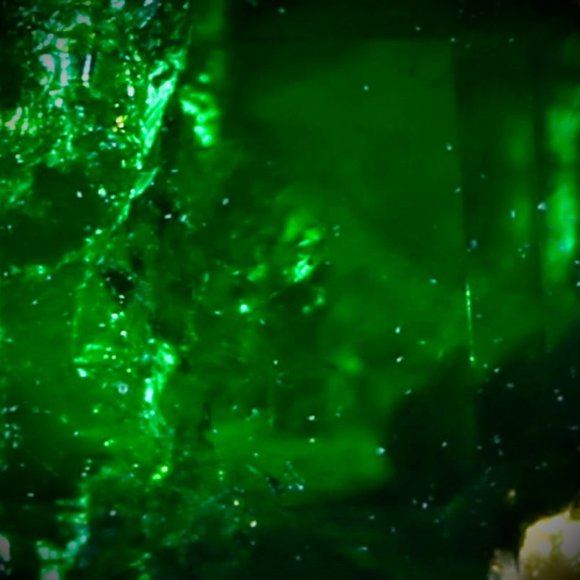 Columbian Emerald .75ct Solid 18K Yellow Gold Ring - Picture 3 of 7